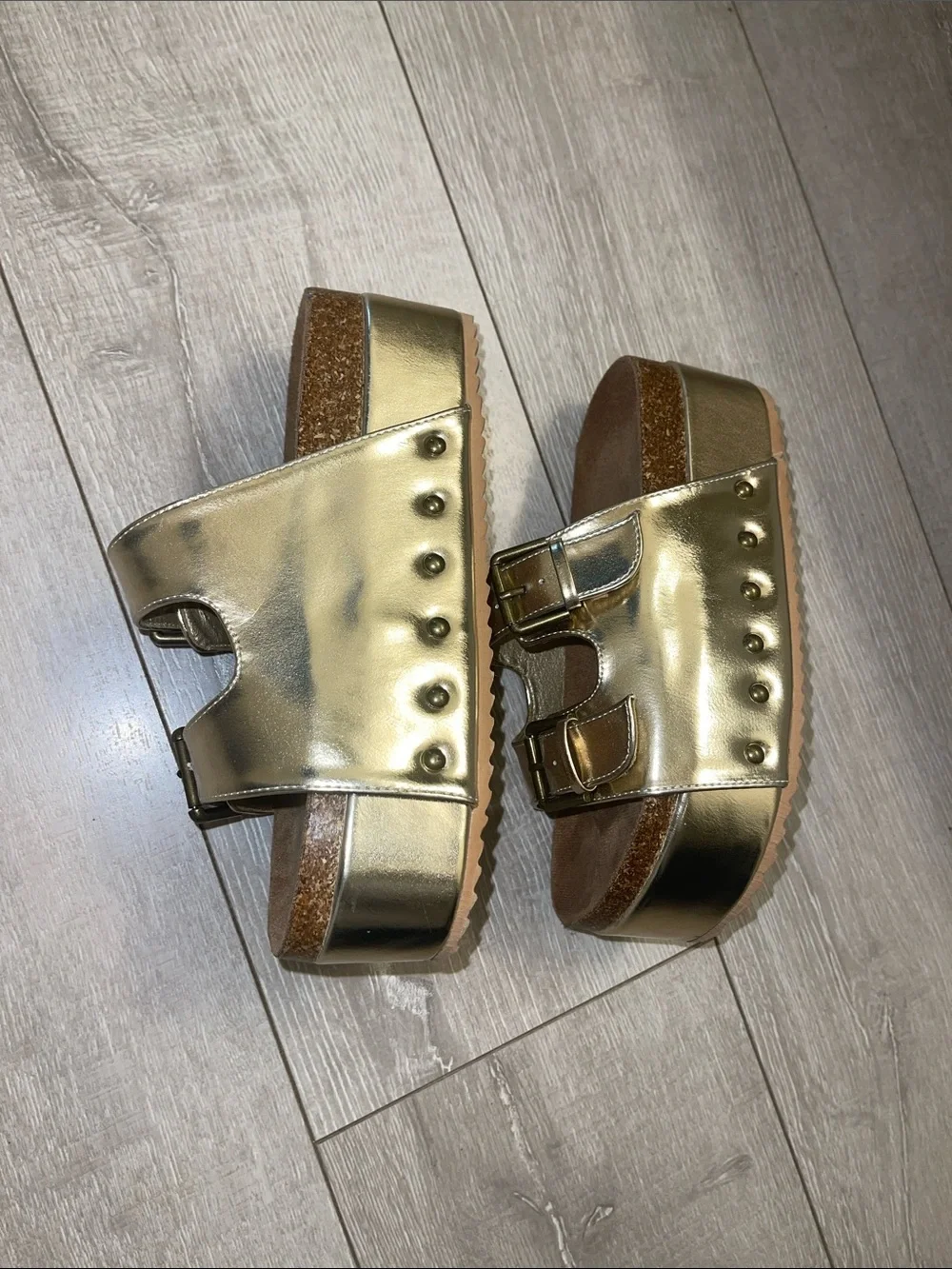 ✨💛Gold platform sandals size 6-never worn!💛✨